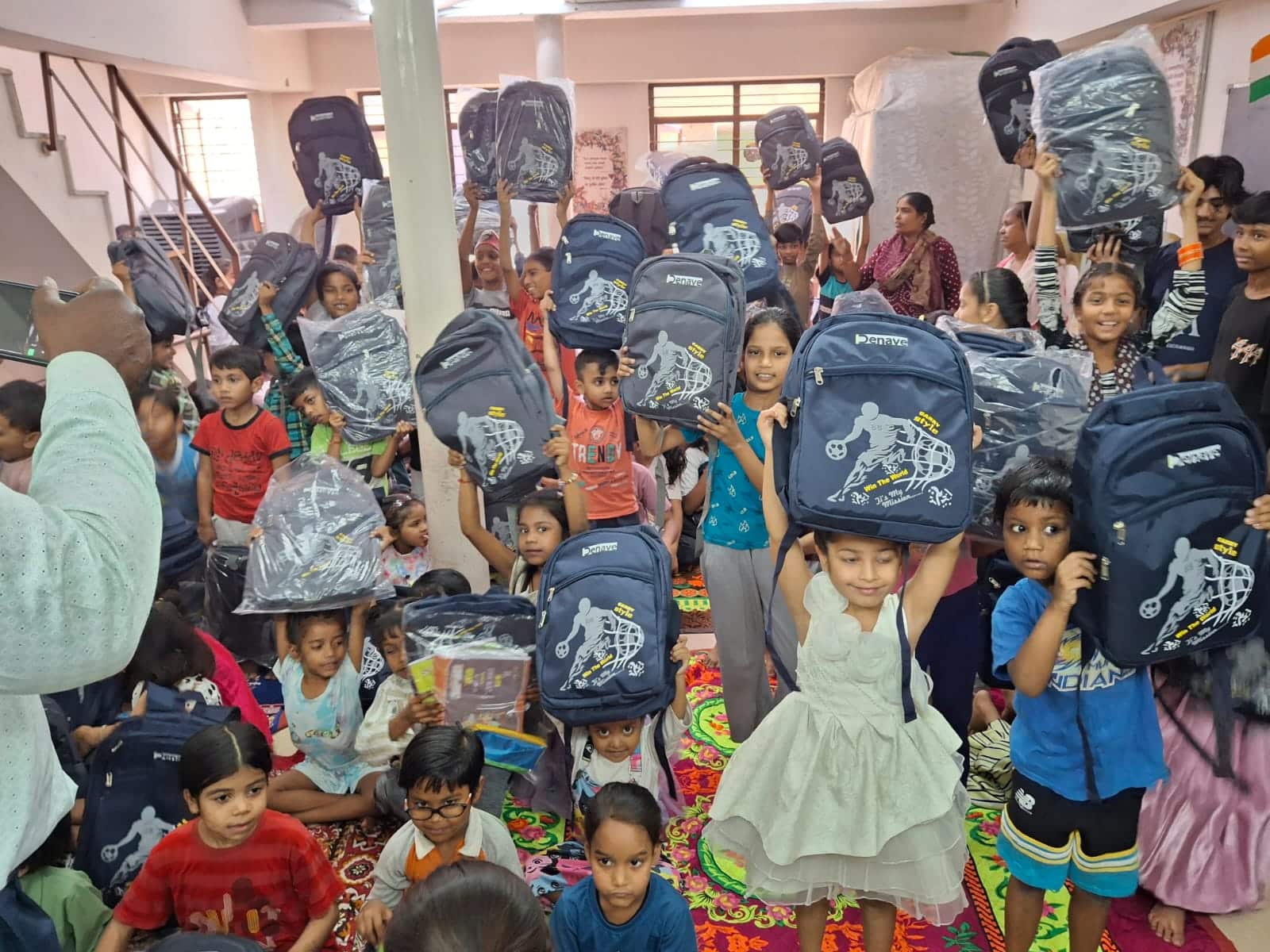 KP Denave - Back to school - Children are with bags